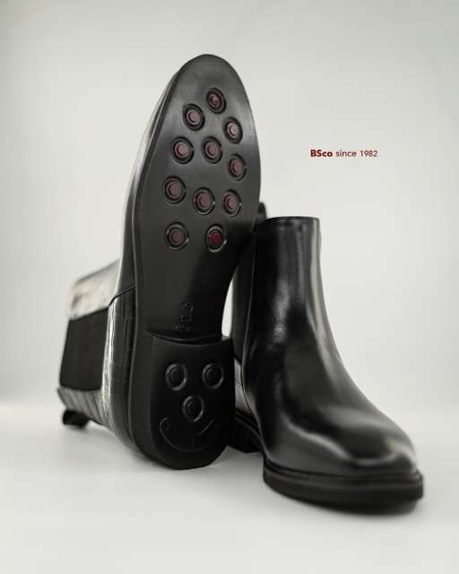 Model B500 – Chelsea Boots made of natural suede leather and Croco-embossed Leather, EPR Sole, Button Closure