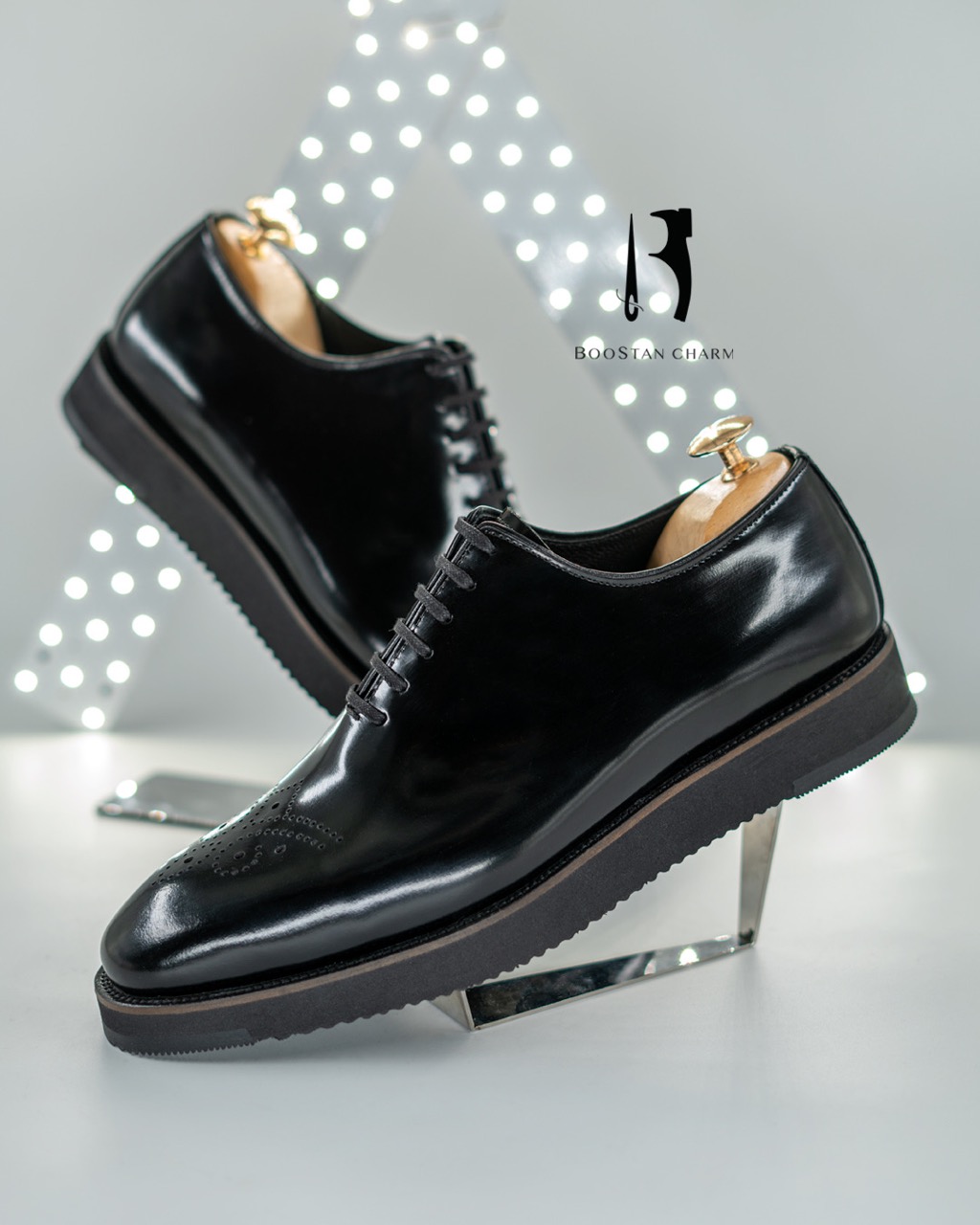 Classic Men's Shoes Model: 3030 Bradshaw Natural Leather with Patterned Toe Tunnelly Sole
