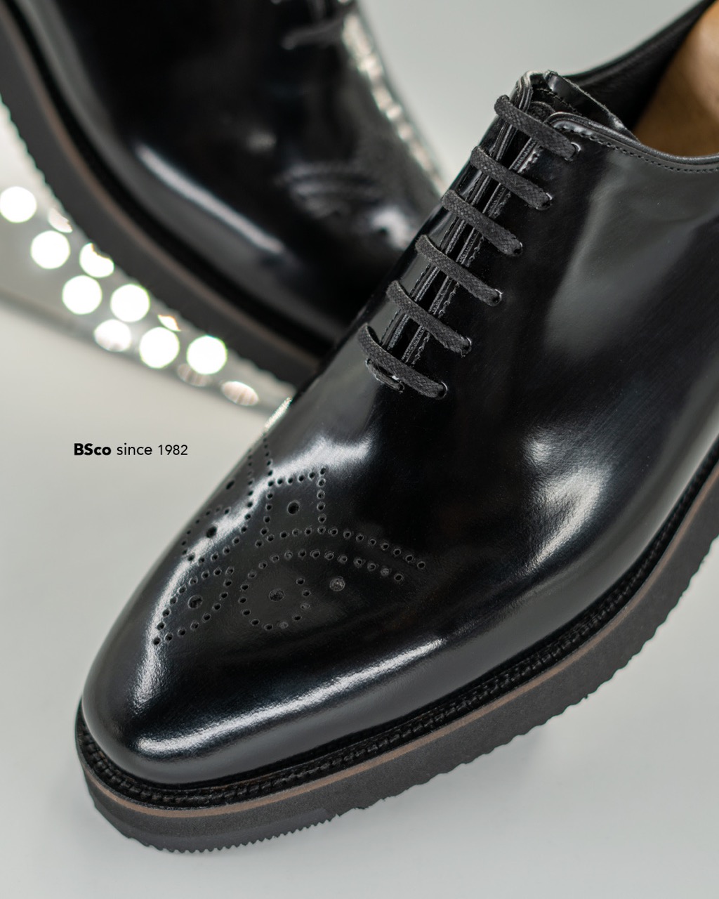 Classic Men's Shoes Model: 3030 Bradshaw Natural Leather with Patterned Toe Tunnelly Sole