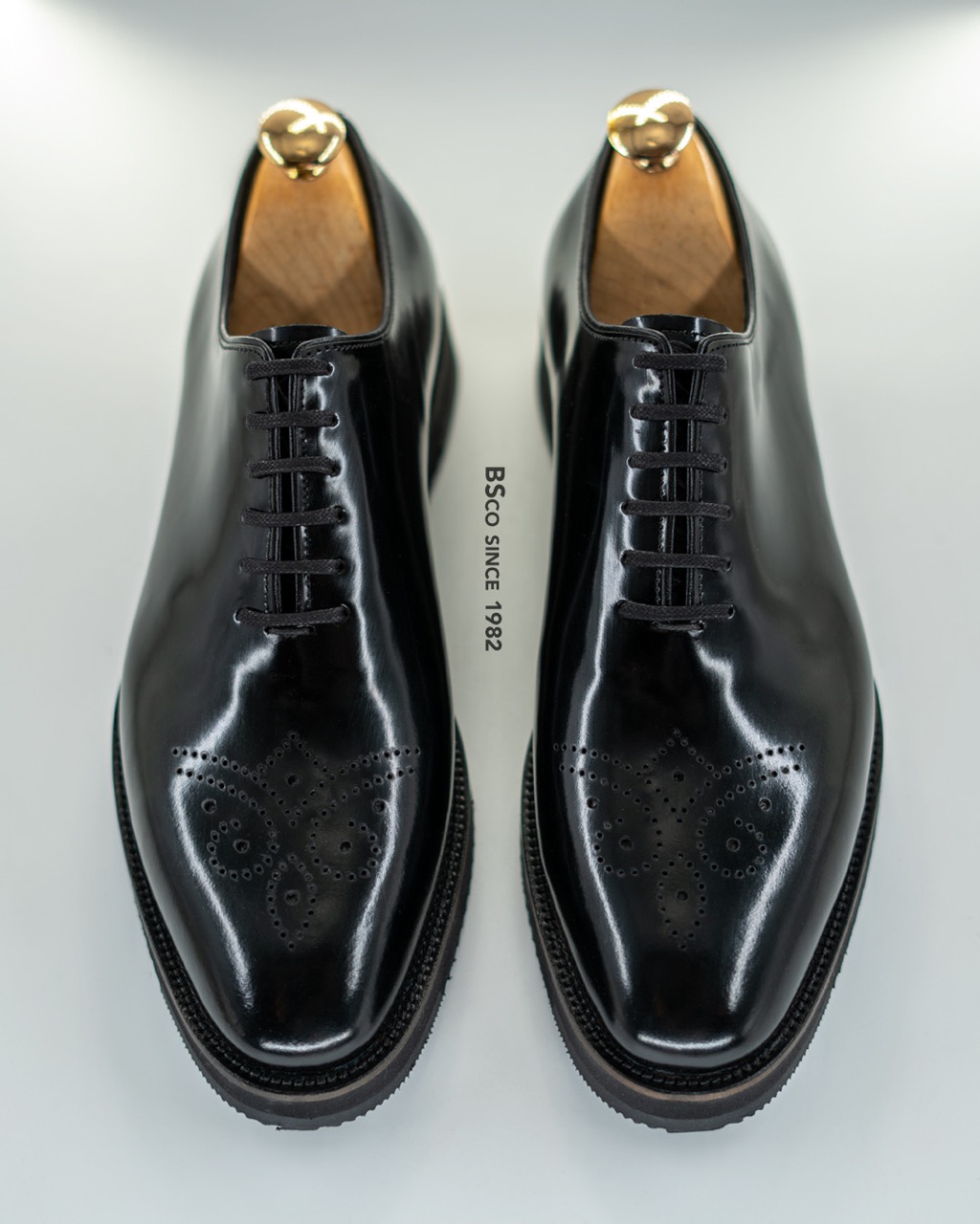 Classic Men's Shoes Model: 3030 Bradshaw Natural Leather with Patterned Toe Tunnelly Sole