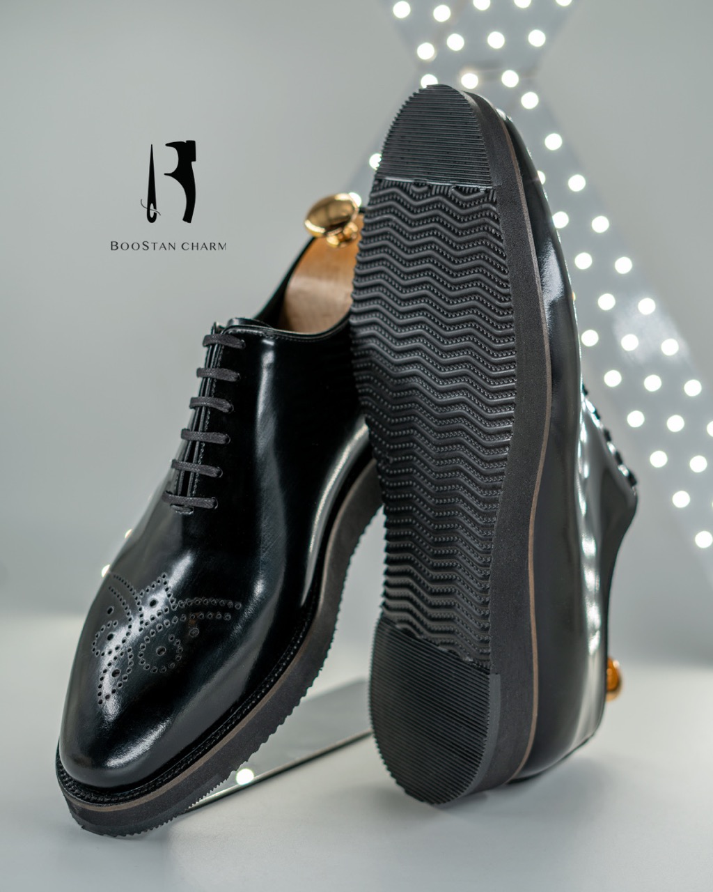 Classic Men's Shoes Model: 3030 Bradshaw  Natural Leather with Patterned Toe Tunnelly Sole
