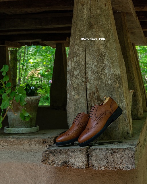 Classic Men's Shoes Model: 702 Full Floater Natural leather with Patterned Toe Tunnelly Sole