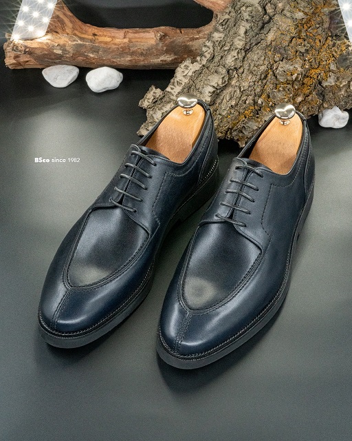 Classic Men's Shoes Model: 703 Polished Natural Leather 