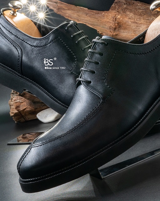 Classic Men's Shoes Model: 703 Polished Natural Leather 